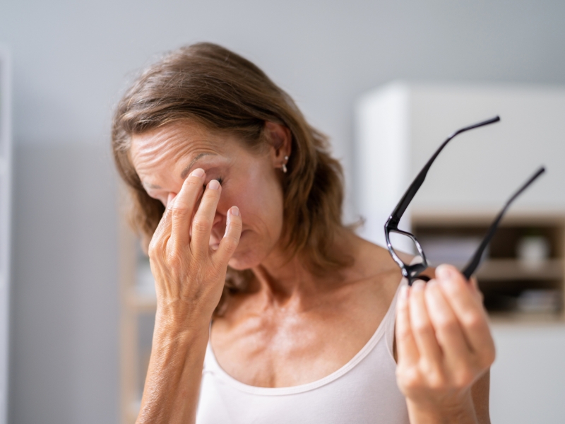 olhos inchados e dor de cabeça e causas