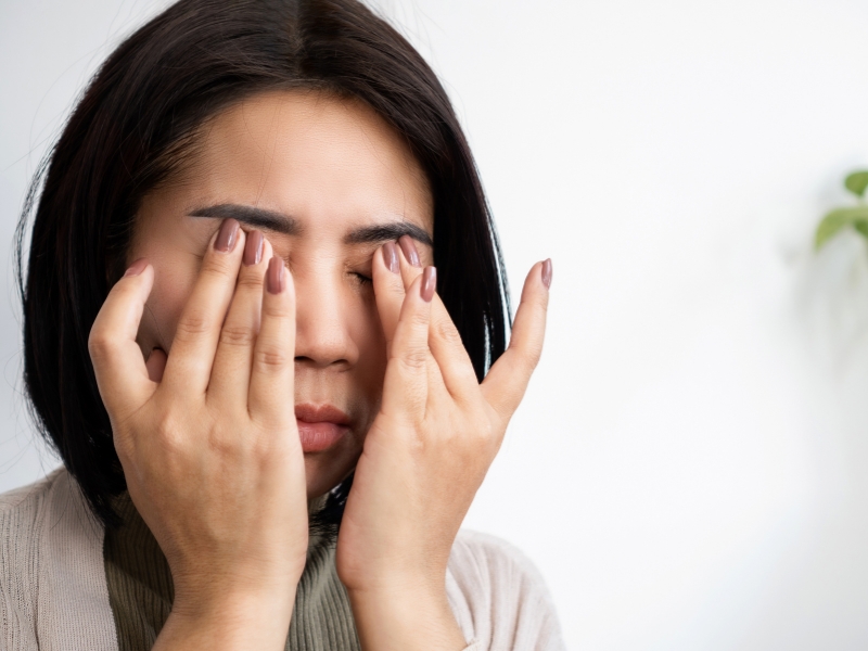 olhos inchados e dor de cabeça​