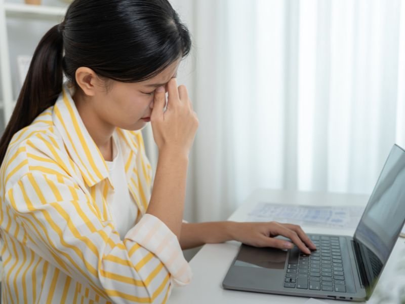 o que significa dor de cabeça em salvas e quais os sintomas