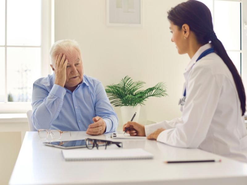 qual médico procurar para dor de cabeça​